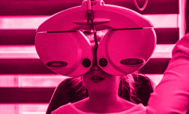 barn som gör synundersökning hos optiker